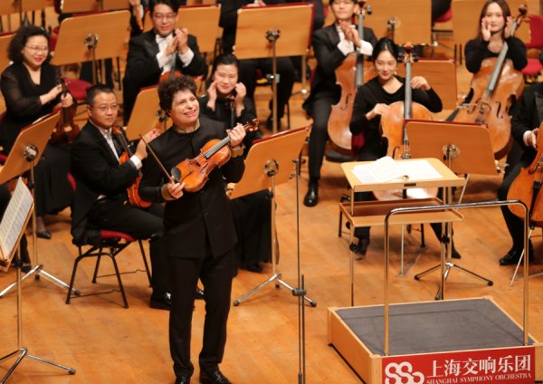 天美配资 小提琴家奥古斯丁·哈德利希上海首秀，上海交响乐团2024-25乐季收官